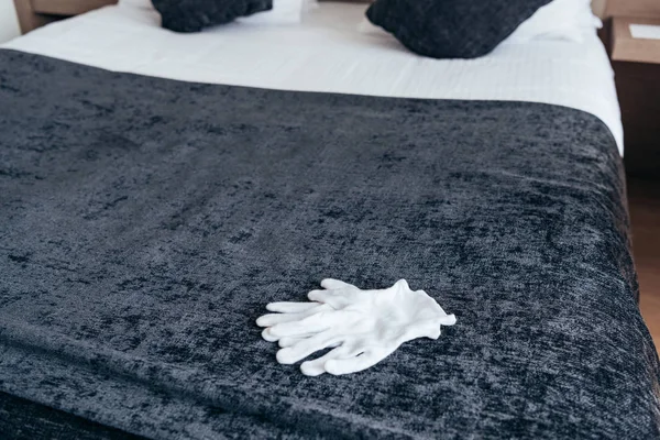 Weiße Handschuhe Auf Dem Bett Mit Kissen Hotelzimmer — Stockfoto