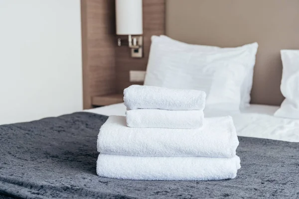 Folded White Towels Bed Hotel Room — Stock Photo, Image