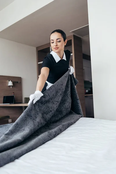 Bonita Empregada Doméstica Luvas Brancas Limpeza Cama Quarto Hotel — Fotografia de Stock