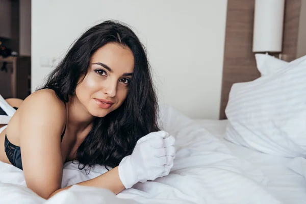 Sexy Dienstmädchen Schwarzem Und Weißen Handschuhen Auf Dem Bett Liegend — Stockfoto