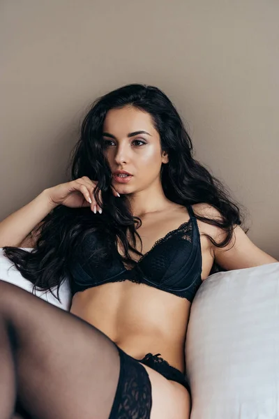 Sexy Brunette Jonge Vrouw Zwarte Ondergoed Bed — Stockfoto