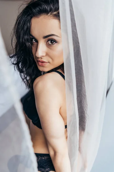 Sexy Junge Frau Schwarzem Nahe Weißem Vorhang — Stockfoto