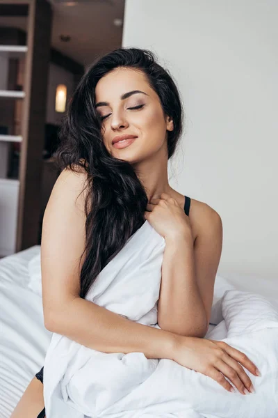 Yatak Odasında Battaniye Ile Kapsayan Çamaşırı Şehvetli Esmer Kız — Stok fotoğraf