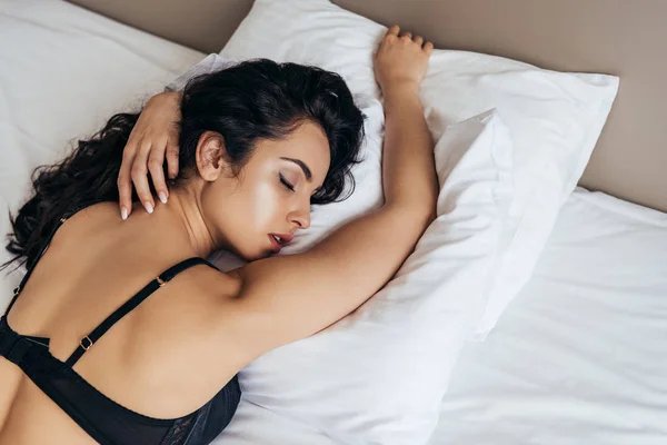 Sensual Morena Joven Mujer Negro Sujetador Durmiendo Cama —  Fotos de Stock