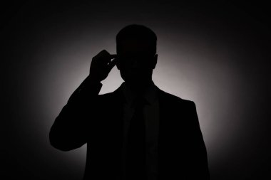 arka ışık ile gözlük işadamı nın siyah siluet