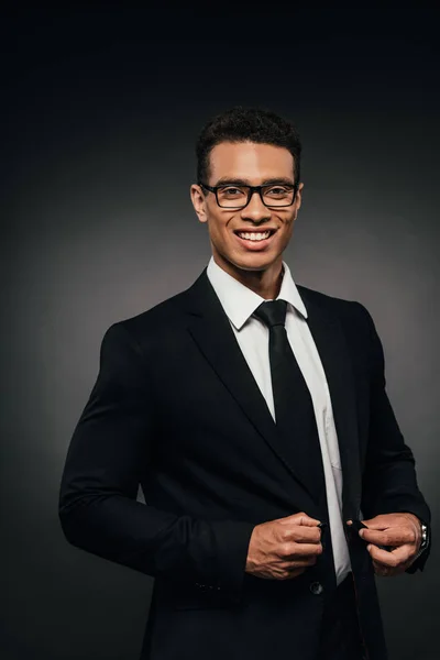 Guapo Sonriente Afroamericano Hombre Negocios Gafas Traje Sobre Fondo Oscuro —  Fotos de Stock