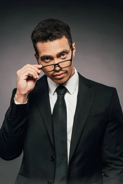 Schöner Afrikanisch Amerikanischer Geschäftsmann Brille Und Anzug Auf Dunklem Hintergrund — Stockfoto