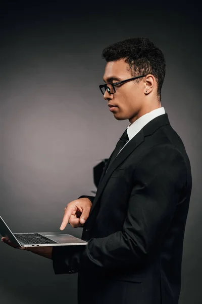 African American Biznesmen Pomocą Laptopa Ciemnym Tle — Zdjęcie stockowe