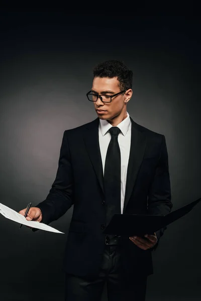 Empresario Afroamericano Leyendo Documentos Sobre Fondo Oscuro — Foto de Stock