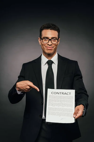 Sonriente Hombre Negocios Afroamericano Señalando Con Dedo Contrato Sobre Fondo —  Fotos de Stock