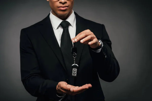 Částečný Pohled Afroamerického Podnikatele Zobrazující Klíče Auta Tmavém Pozadí — Stock fotografie