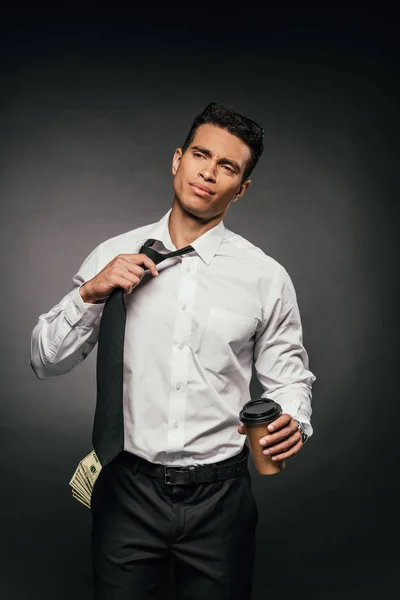 Africano Americano Empresário Com Dinheiro Bolso Segurando Café Para Desatar — Fotografia de Stock