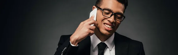 Hombre Negocios Afroamericano Feliz Traje Hablando Teléfono Inteligente Sobre Fondo — Foto de Stock