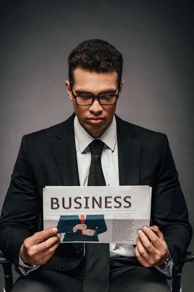 African American Businessman Reading Business Newspaper Dark Background — Stock Photo, Image
