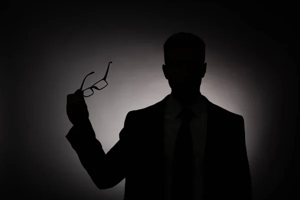 Silhouette Nera Dell Uomo Affari Che Tiene Gli Occhiali Con — Foto Stock