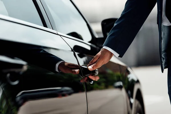 Vue Recadrée Homme Affaires Afro Américain Costume Ouvrant Porte Voiture — Photo