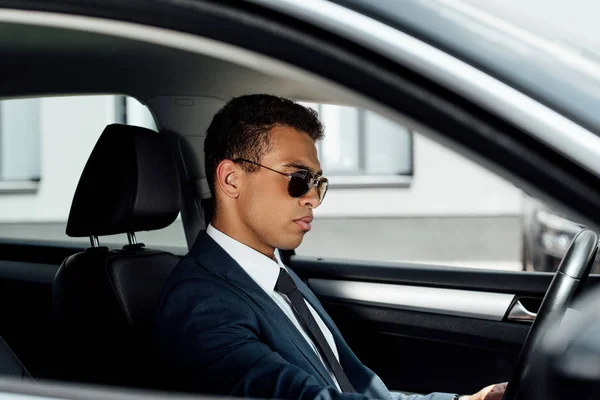 Hombre Negocios Afroamericano Traje Gafas Sol Coche Conducción Día Soleado — Foto de Stock