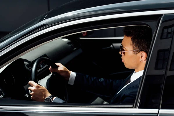 Widok Boku African American Biznesmen Garniturze Okulary Jazdy Samochodem Słoneczny — Zdjęcie stockowe