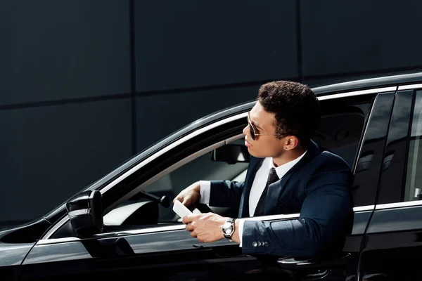 African American Businessman Suit Sunglasses Looking Out Car Sunny Day — Stock Photo, Image