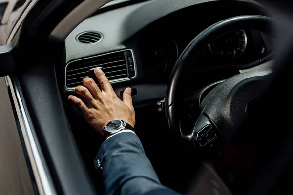 Vista Cortada Empresário Afro Americano Terno Tocando Condicionado Perto Volante — Fotografia de Stock