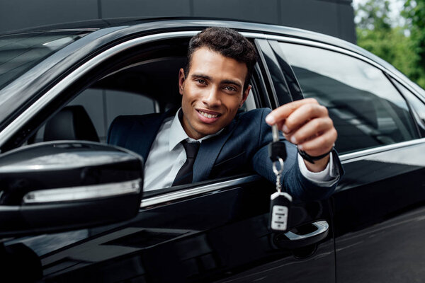 счастливый африканский бизнесмен с ключами от машины
