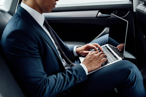 Vista Recortada Del Hombre Negocios Afroamericano Utilizando Ordenador Portátil Coche — Foto de Stock