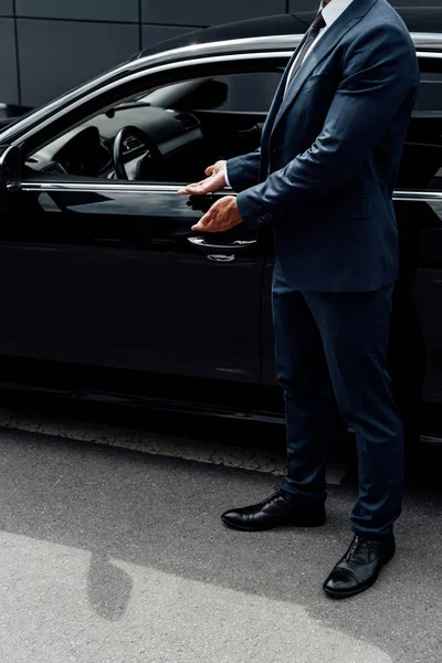 Vista Recortada Del Hombre Afroamericano Traje Apuntando Puerta Del Coche —  Fotos de Stock