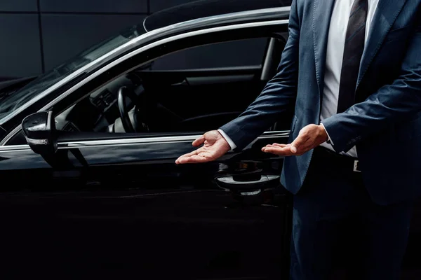 Vista Recortada Del Hombre Afroamericano Traje Apuntando Puerta Del Coche — Foto de Stock