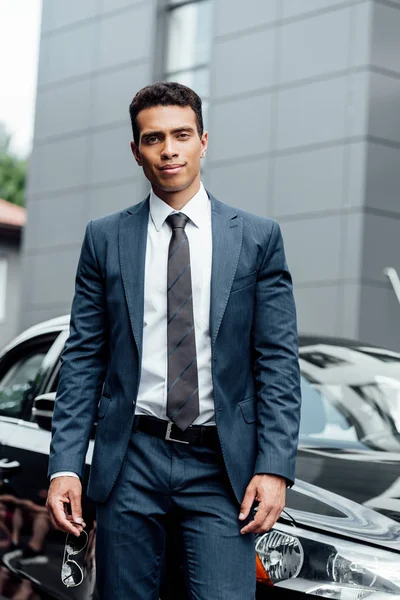 Guapo Afroamericano Hombre Negocios Traje Pie Cerca Coche Negro — Foto de Stock