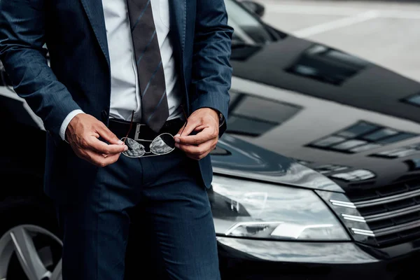 Cropped View African American Man Suit Holding Sunglasses Black Car — Stock Photo, Image