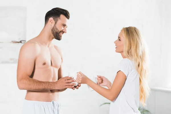 Hermosa Pareja Feliz Con Tazas Café Casa Por Mañana — Foto de Stock