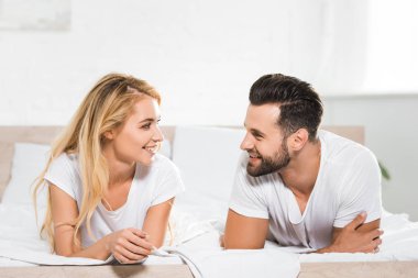 evde yatakta istirahat güzel gülümseyen çift