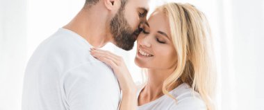 evde kucaklayan güzel romantik çift panoramik çekim