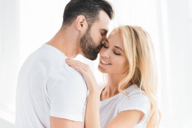 evde kucaklayan güzel mutlu romantik çift