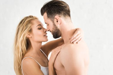 beyaz sabah evde sarılma romantik genç çift