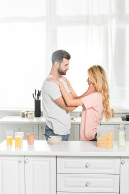 çift sabah mutfakta kahvaltı sırasında kucaklayan