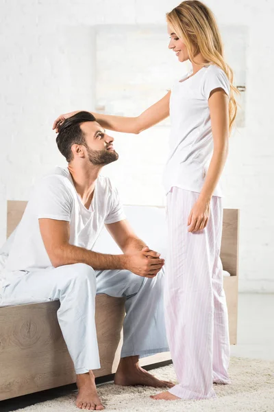 Vacker Kvinna Pyjamas Smekande Man Sovrummet — Stockfoto