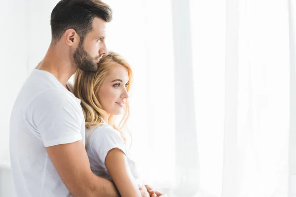 Hermosa Pareja Abrazándose Casa Mañana Con Luz Del Sol — Foto de Stock