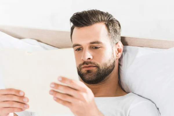 Όμορφος Άντρας Ξαπλωμένος Στο Κρεβάτι Και Διαβάζει Βιβλίο Πρωί — Φωτογραφία Αρχείου