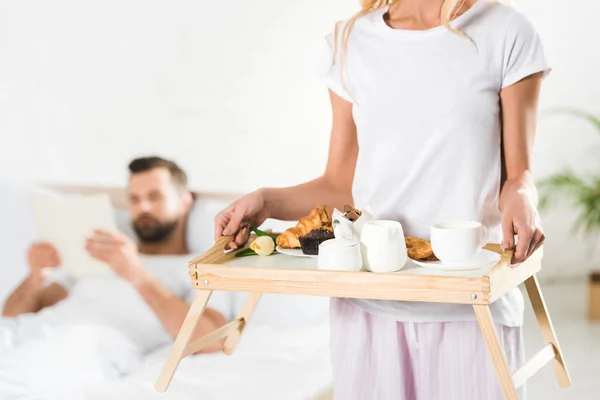 Vista Recortada Mujer Sosteniendo Bandeja Comida Con Desayuno Dormitorio — Foto de Stock