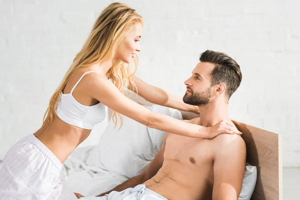 Bella Donna Mettendo Mani Bell Uomo Letto Casa — Foto Stock