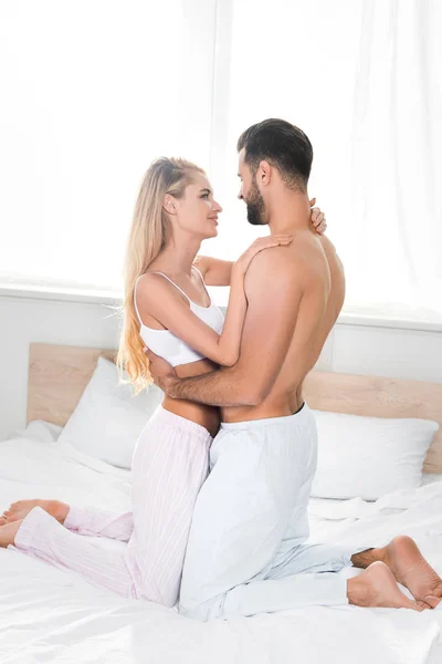 Hermosa Pareja Romántica Mirándose Abrazándose Casa Cama — Foto de Stock