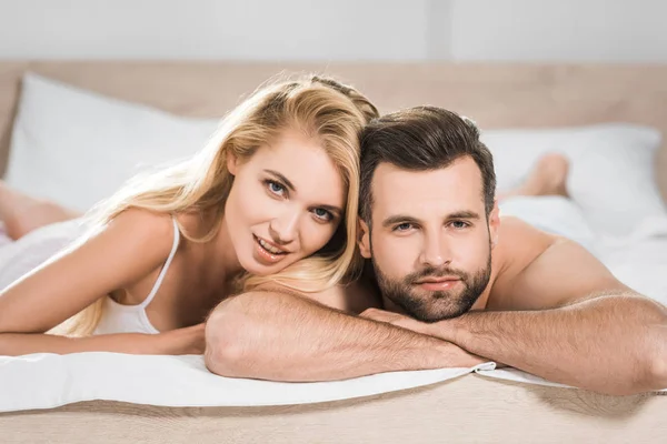 Mooie Romantische Paar Rusten Bed Thuis Kijken Naar Camera — Stockfoto