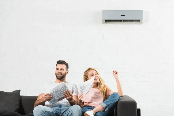 Couple Couch Newspapers Suffering Heat Air Conditioner Home — Stock Photo, Image