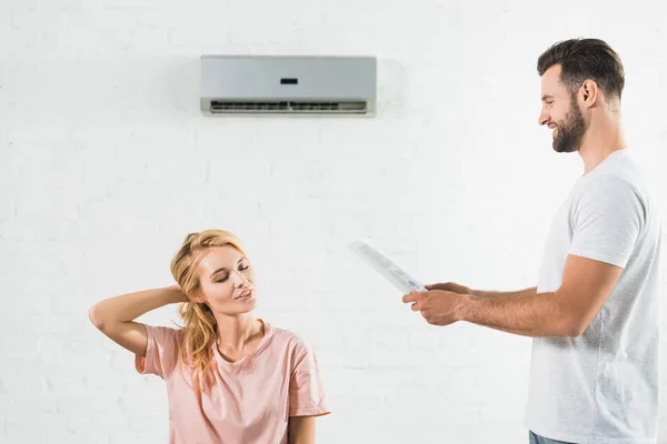 Ehepaar Leidet Hause Unter Hitze Unter Klimaanlage — Stockfoto