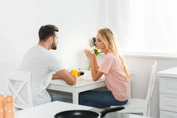 朝の台所のテーブルで朝食を食べる美しいカップル — ストック写真