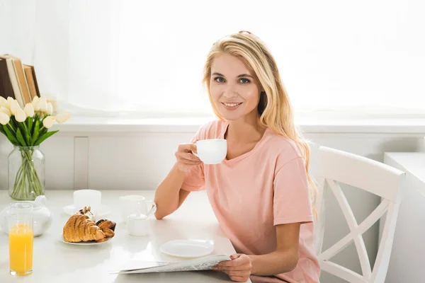 Mooie Gelukkige Vrouw Met Koffie Kopje Krant Keuken Tafel Ochtend — Stockfoto