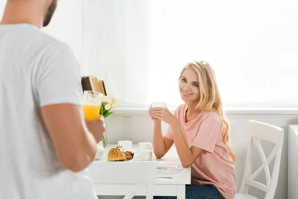 Pareja Desayunando Mesa Cocina Por Mañana — Foto de Stock