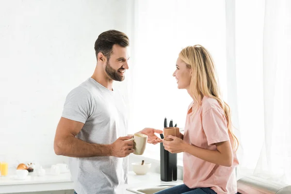 Hermosa Pareja Con Tazas Café Durante Desayuno Cocina —  Fotos de Stock