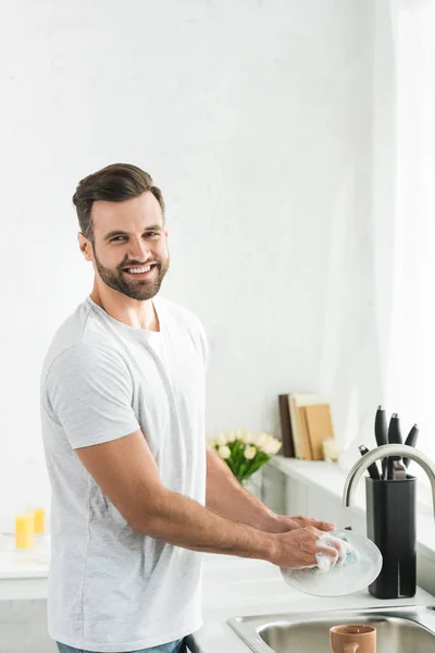 Bonito Sorrindo Homem Lavar Pratos Cozinha Manhã — Fotografia de Stock